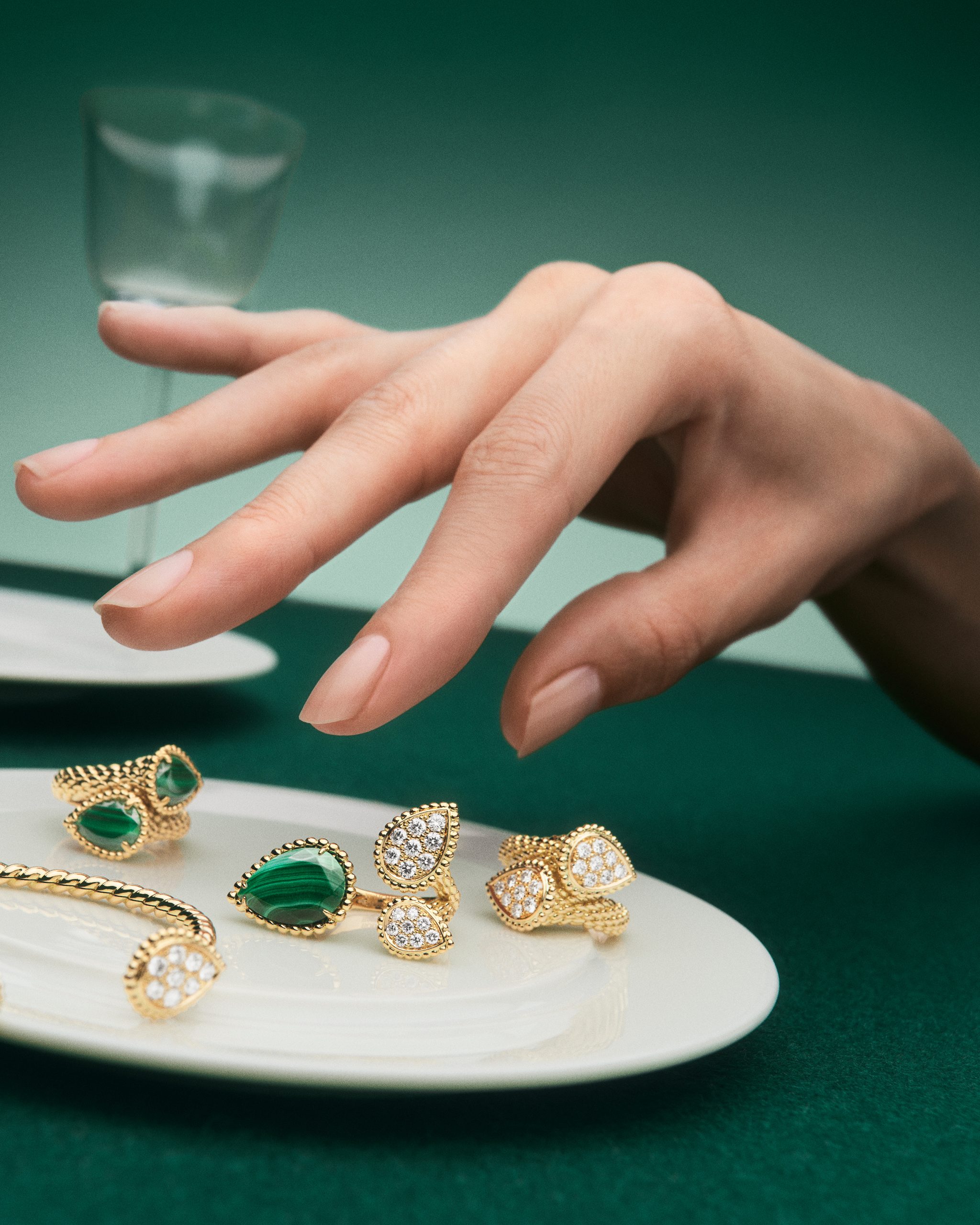 BOUCHERON EOY Emerald Enchantment 2023 – 4-5 – Serpent Bohème yellow gold