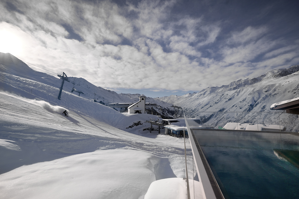 TOP Hotel Hochgurgl_Beheizter Outdoor-Pool mit Blick auf die Skipiste