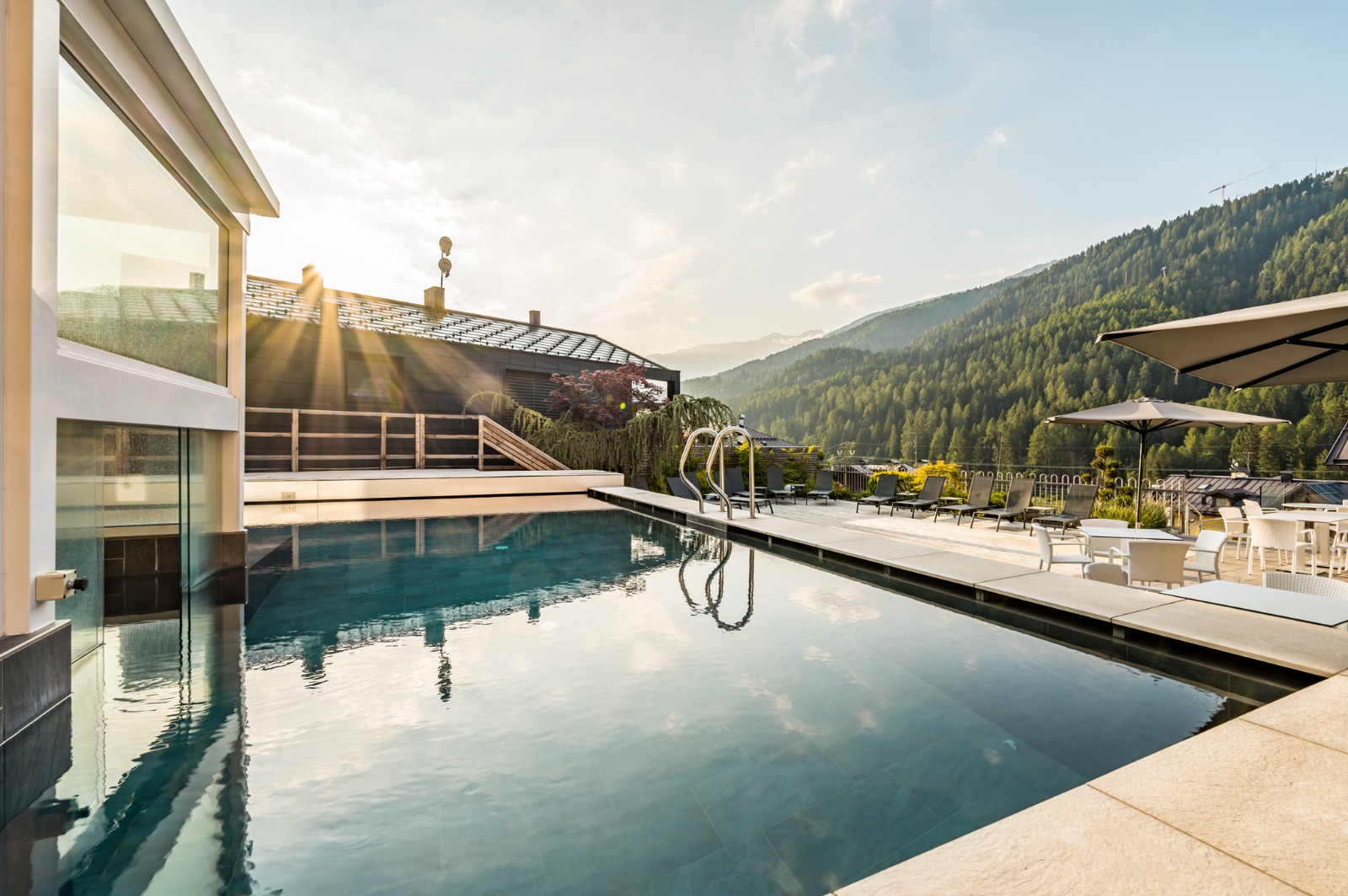 aussenpool_im_sommer_ravelli_hotel_ravelli_hotels