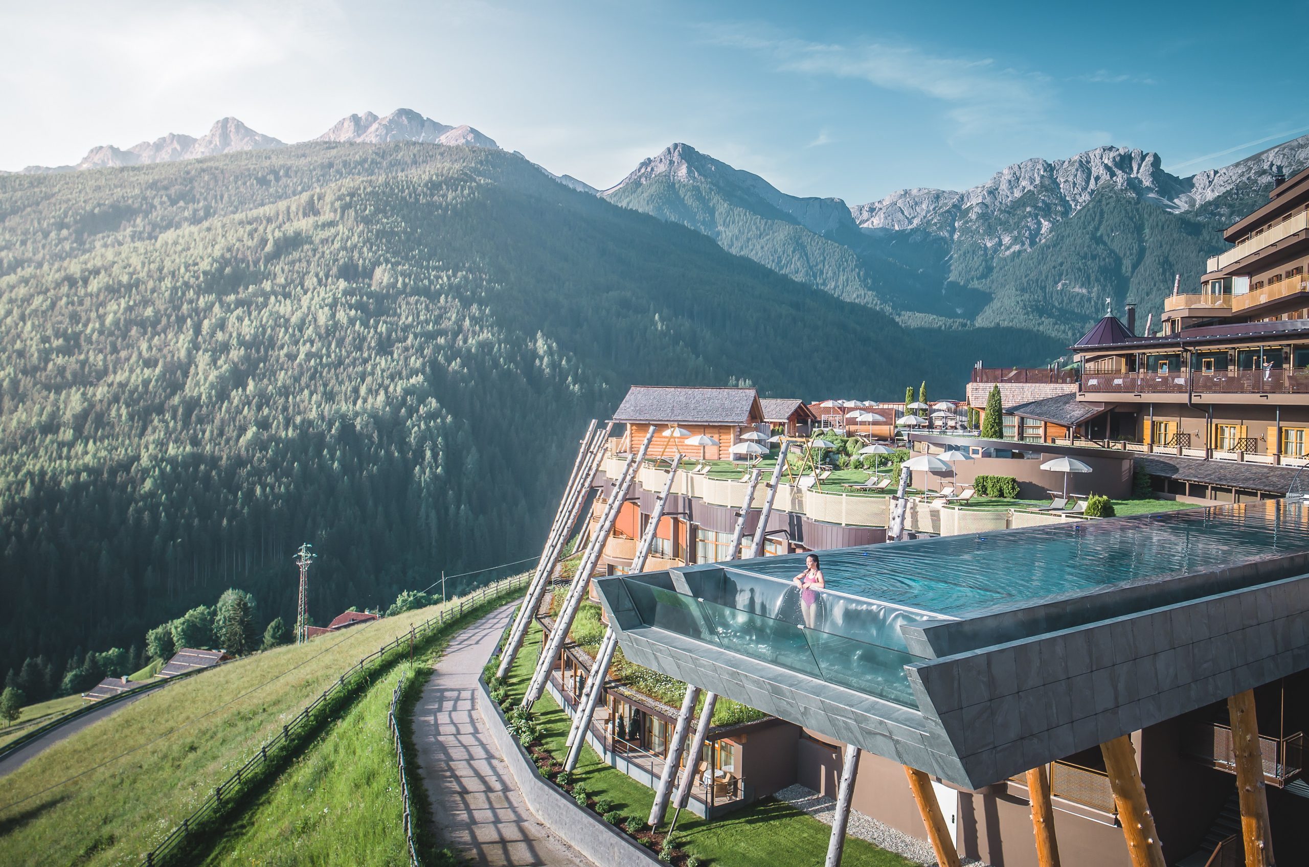 blick_auf_das_alpin_panorama_hotel_hubertus_mit_idyllischer_bergkulisse_alpin_panorama_hotel_hubertus