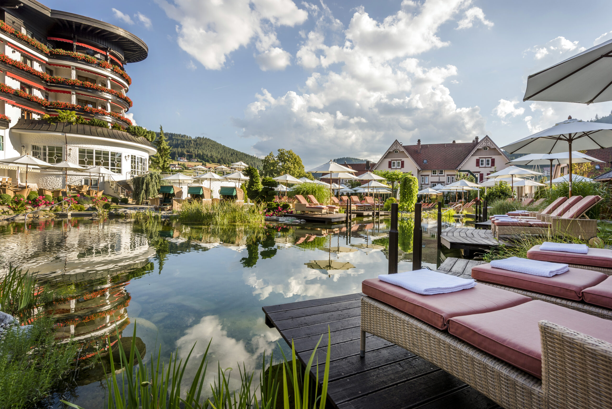 relais-chateaux-hotel-bareiss-aussenansicht-naturschwimmteich-scaled