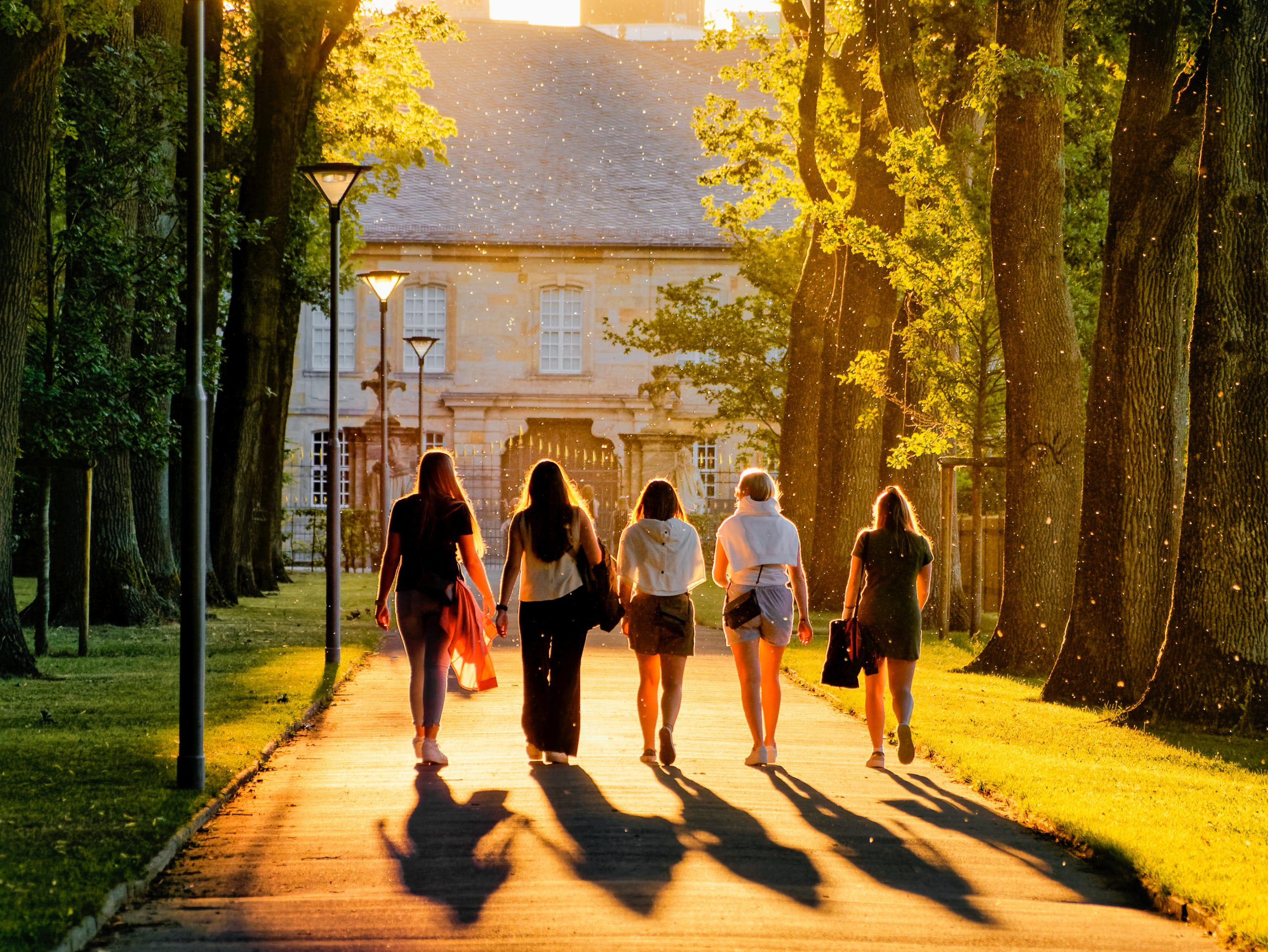 Spaziergang im Hofgarten mit Personen (c) Mikhail Butovskiy