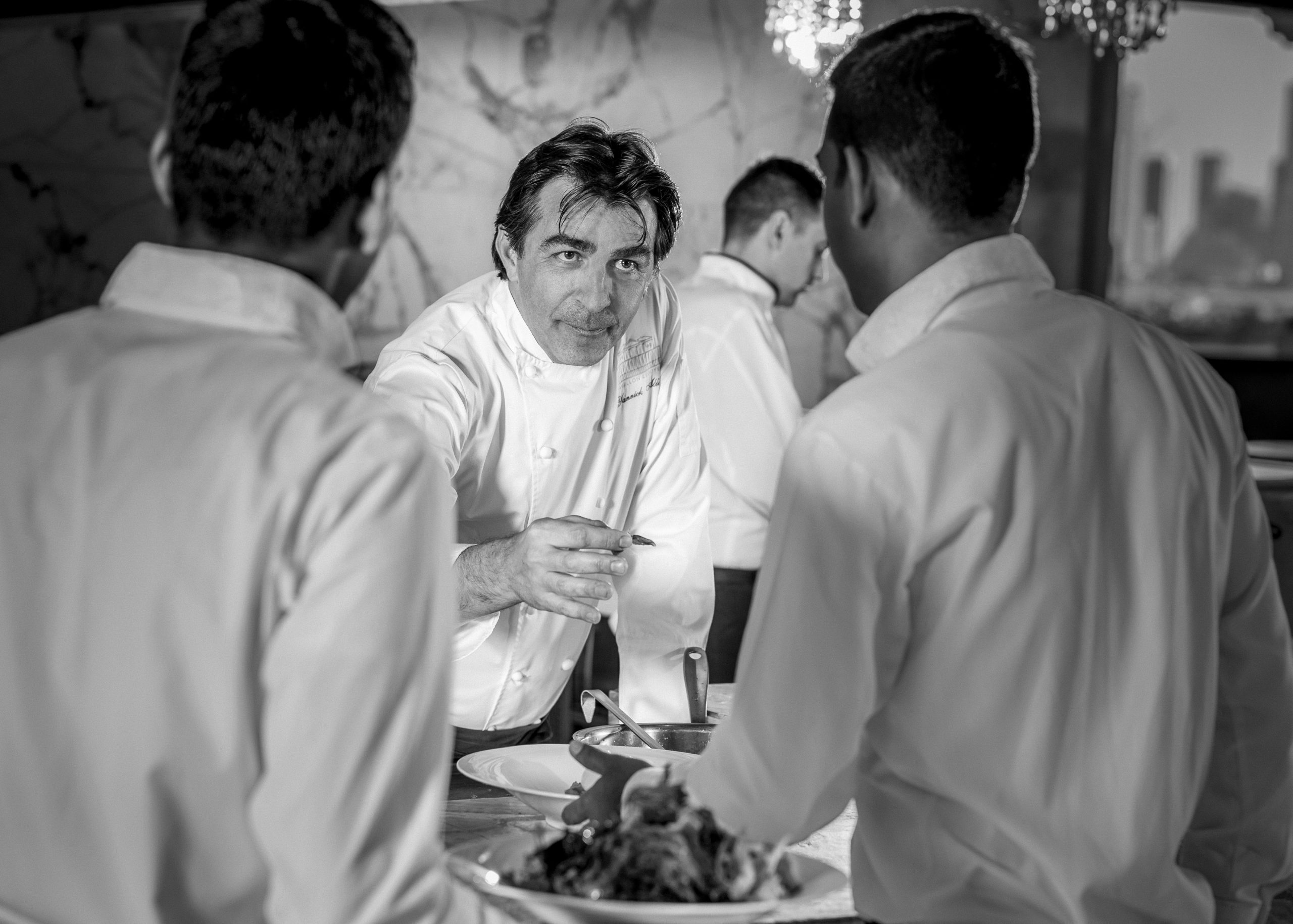 OO_ThePalm_FB_Chef_Yannick_Service_0424_MASTER_BW