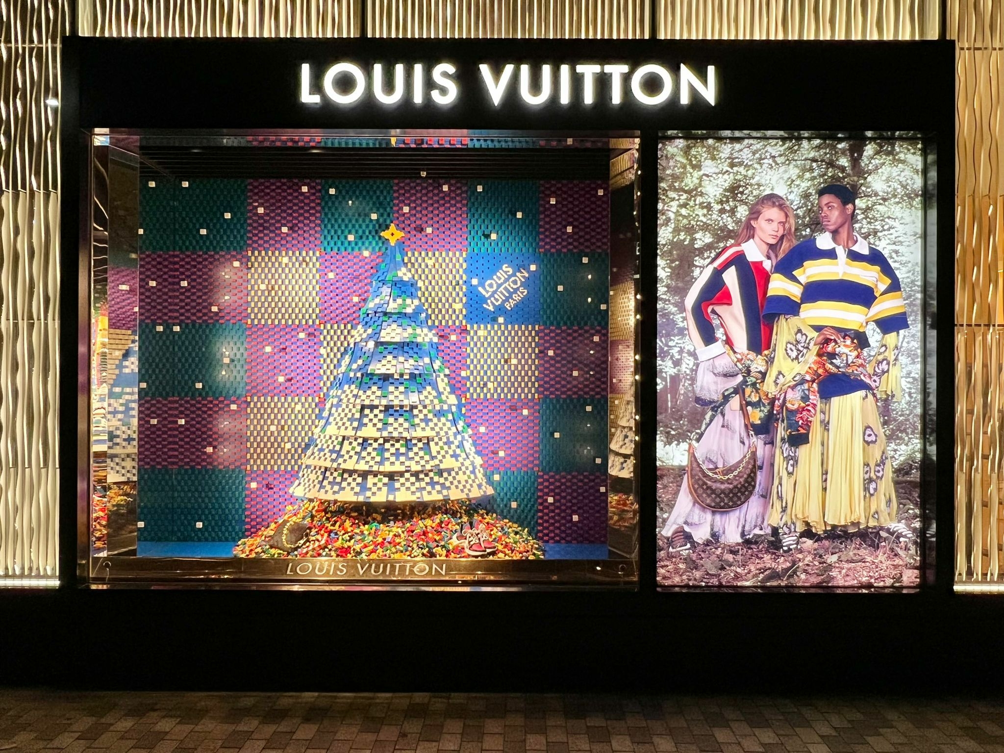 LOUIS VUITTON_Windows in collaboration with master LEGOr builders for the Holiday Season 2022 (1)
