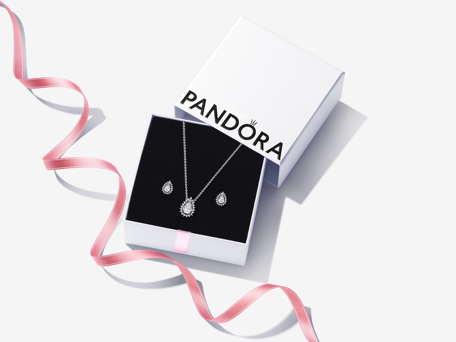 Pandora_Styled Packshot_Gift Set_Timeless_Cycle G_2023 (1)